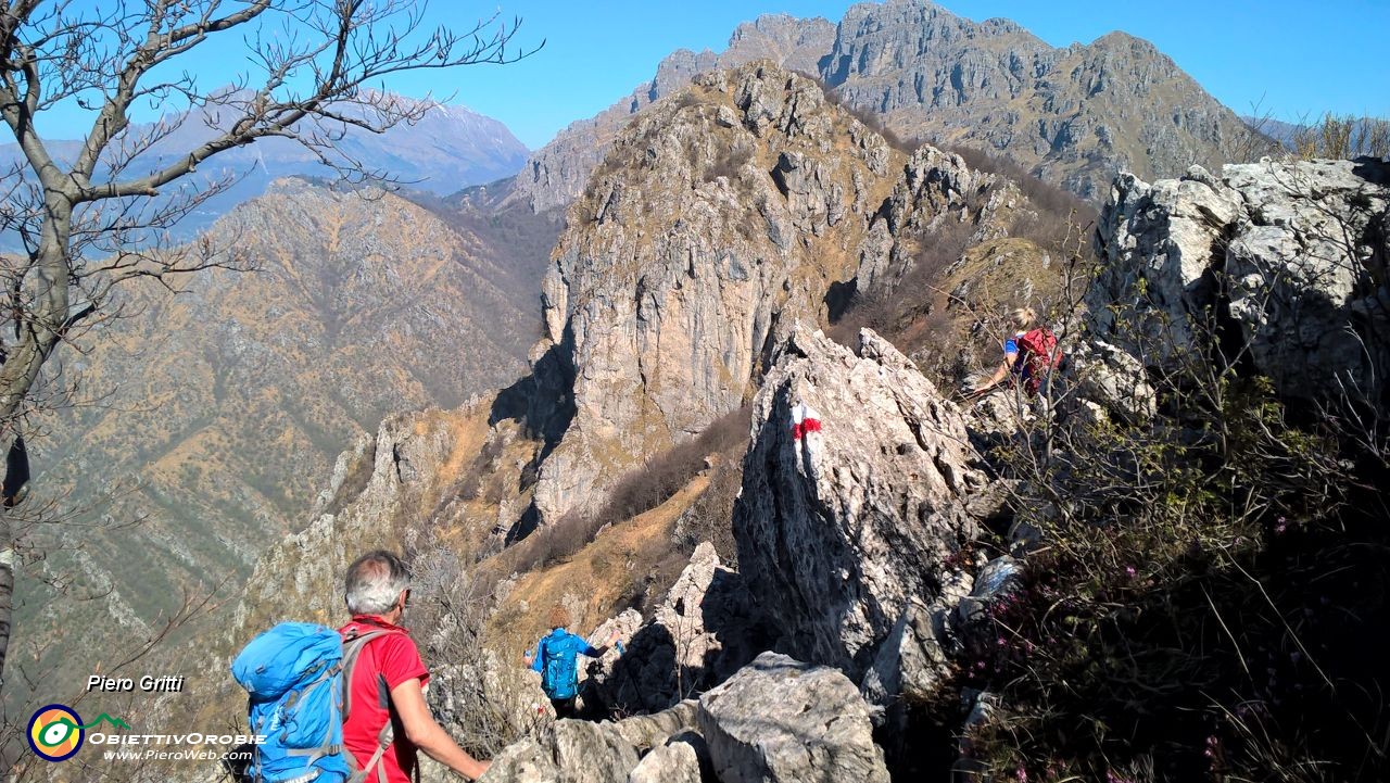 52 Passaggio impegnativo tra roccioni ....jpg